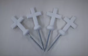 valkoiset ristit muovia